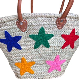 Bolso de mano tipo cubo de paja tejido impermeable bohemio hecho a mano para verano, con parte superior abierta, forro de algodón y patrón de estrellas bordado, ideal para la playa. - Product Image 3