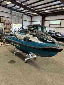 Nuevo Jet Ski Sea-Doo GTX Limited 325 2025, Color Verde Metálico, Motor de 4 Cilindros y 2 Tiempos - Product Image 3