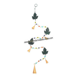 Carillons éoliens suspendus en métal à quatre feuilles avec cloches et perles pour décorations intérieures et extérieures. - Product Image 1