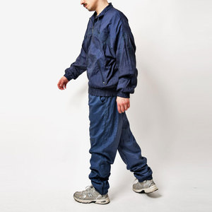 Chándal de nailon personalizado para hombre: conjunto de ropa deportiva ligero y resistente al agua de 2 piezas con Sudadera con capucha y chándal cortavientos para correr - Product Image 3