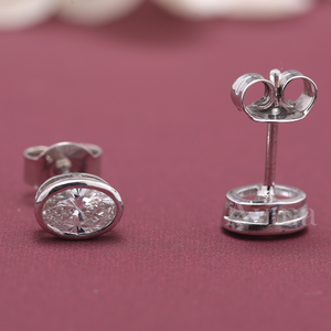 Boucles d'oreilles clous en or 18 carats avec diamant ovale solitaire cultivé en laboratoire certifié IGI, serti clos - Product Image 2