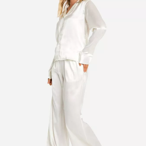 ชุดนอนผ้าไหมสำหรับผู้หญิง เนื้อผ้านุ่ม ระบายอากาศดี สวมใส่สบาย หรูหรา ชุดนอนสายเดี่ยว OEM ชุดนอนกันหนาว เอวยางยืด ใส่ได้ทุกฤดู - Product Image 3