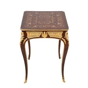 Mesa Auxiliar Cuadrada de Estilo Francés de Lujo con Incrustaciones Clásicas de Marquetería y Detalles Ornamentales de Latón Dorado para Decoración de Salones de Palacio - Product Image 1