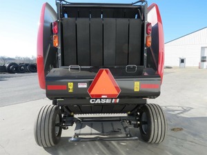 Presse à balles ronde Case IH RB455 2023, taille de balles de 4x5 pieds, configurable pour foin, ensilage, alimentateur rotatif, design à profil bas, économique. - Product Image 5