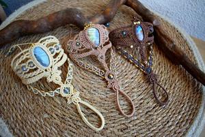 Bracelet d'amitié vintage plaqué or en forme de pyramide fait à la main avec des fils multicolores et un serti circulaire - Cadeau - Product Image 2