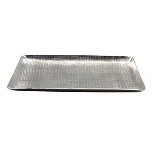 Plateau de service en aluminium poli brillant Plateau de service très exigeant avec poignée disponible pour le café et le thé dans les restaurants - Product Image 2
