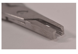 Pinces chirurgicales manuelles en acier inoxydable certifiées ISO 13485 Classe I, homologuées CE, avec verrouillage, pour instruments chirurgicaux de base - Product Image 4