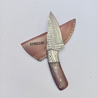 Couteau de chasse à lame fixe en acier Damas fait à la main, manche en bois avec étui en cuir gratuit