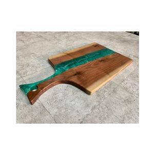 Tabla de cortar de resina hecha a mano con mezcla de resina transparente que destaca el patrón de grano de madera ideal para cortar alimentos y servir comidas - Product Image 6