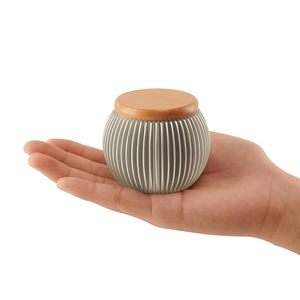 Pequeña urna de recuerdo de aluminio decorativa para conservar las cenizas de cremación de los miembros de la familia en un elegante contenedor conmemorativo - Product Image 1
