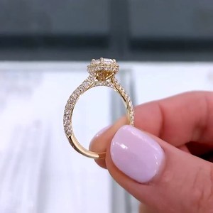 Anillo de Compromiso para Mujer con Esmeralda de Laboratorio de 1.80ctw, Diseño de Halo Catedral con Pavé, Certificado IGI, Diamante de Lujo Ético Certificado - Product Image 2
