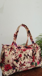 Sac de voyage en velours matelassé fait main Le Souvenirs, imprimé floral rouge, motif de yoga imprimé à la main, écologique, durable, grand format pour le sport - Product Image 2