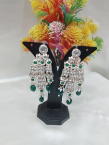 Conjunto de Collar Gargantilla Plateado con Piedras de Esmalte Verde, Detalles de Perlas y Pendientes a Juego - Product Image 4