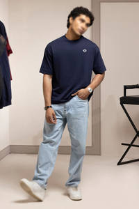 T-shirt à col rond en tissu Performance pour homme, coupe ample, manches courtes, haut minimaliste pour vêtements de sport, pour la production de vêtements personnalisés - Product Image 4