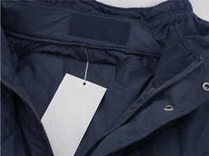 Veste matelassée à capuche pour hommes, vente en gros, vêtements d'extérieur décontractés pour hommes, veste matelassée en polyester coupe-vent et chaude avec fermeture à boutons-pression - Product Image 4