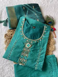 Costume Salwar en soie de créateur avec travail manuel Robe longue pakistanaise Salwar Kameez Dupatta pour les fêtes de mariage - Product Image 5