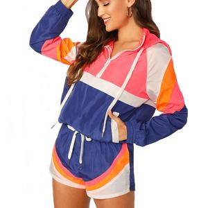 Costume d'été pour dames avec logo personnalisé OEM Haut à capuche décontracté en nylon à manches longues et demi-pull Short taille haute Survêtement pour femmes - Product Image 5