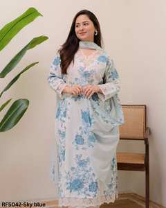 Ensemble kurti luxueux à imprimé floral en rayonne et coton, trois pièces avec détails en dentelle délicate, pantalon droit et dupatta imprimé - Product Image 2