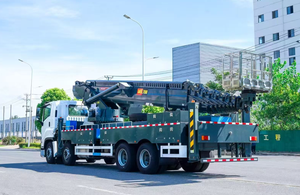 Camion de travail en hauteur d'occasion en excellent état, modèle ISUZU GIGA 45m/65m, plateforme télescopique, disponible dès maintenant. - Product Image 2