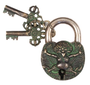 Juego clásico de cerradura y llave de hierro diseñado en moda antigua para un uso seguro y decorativo en muebles de madera vintage - Product Image 5