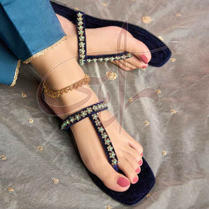 Zapatos Kolhapuri Duraderos Antideslizantes con Suela de Cuero de Alta Calidad y Parte Superior de Terciopelo, Diseño Estampado de Moda, Personalizables - Product Image 2