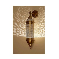 Lanterne décorative en métal suspendue avec design en verre, parfaite pour la décoration intérieure et extérieure de la maison et du jardin.