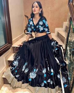 Lehenga choli ผ้าไหมซาตินพิมพ์ลายดีไซน์เนอร์คลาสสิกพร้อมพิมพ์ลายสวยงามและงานปักด้วยมือนักออกแบบงานปาร์ตี้ - Product Image 2