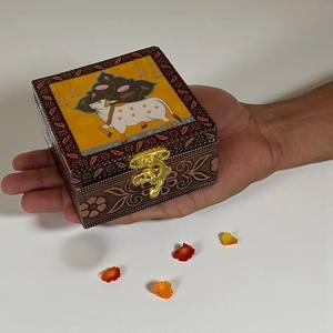 Boîte à bijoux en bois exclusive avec impressions artistiques sur la surface pour l'organisation de bijoux haut de gamme, personnalisée en Inde - Product Image 1