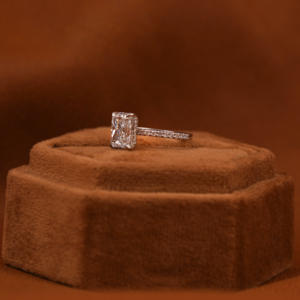 Anillo de compromiso con ajuste de Halo oculto de diamante cultivado en laboratorio de corte radiante, anillo de regalo para mujer con acento de estilo moderno chapado en oro sólido de 18 quilates - Product Image 2