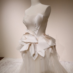 Robe <span class=keywords><strong>de</strong></span> <span class=keywords><strong>mariée</strong></span> coupe A-line transparente sans manches avec péplum en tulle à pétales <span class=keywords><strong>de</strong></span> plumes 3D, style avant-gardiste, sur mesure, vente en gros, directement <span class=keywords><strong>de</strong></span> l'usine - Product Image 5