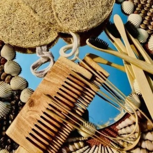 Peigne à cheveux en bois de neem fait à la main, moderne, écologique, naturel, antibactérien, pour un démêlage doux, soin du cuir chevelier et coiffage des cheveux - Product Image 3