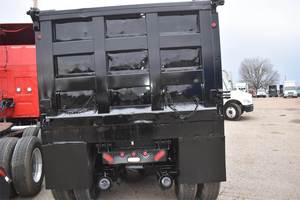 Camion benne International HX à trois essieux, robuste, d'occasion, modèle 2019-2022, à vendre avec garantie - Product Image 4