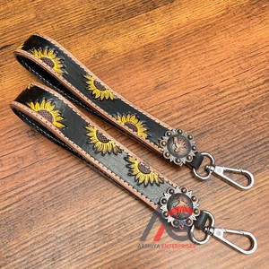 Nouveau porte-clés en cuir personnalisé fait à la main usiné à la main pour les femmes boucle élégante à anneau en D avec bracelet en métal Concho - Product Image 1