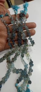 Cuentas lisas con forma de corazón de Aguamarina de musgo natural vendidas por hebra cuentas largas de 9 pulgadas - Product Image 3