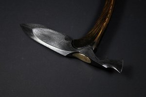 Hacha de acero personalizada de alta calidad OEM ODM con mango de madera de Fresno y cubierta de cuero negro uso multiusos - Product Image 3