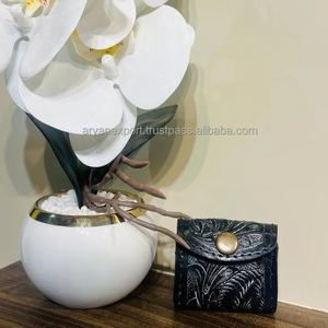 Alta calidad Real hecho a mano grabado cuero elegante Air Pod cubre Fundas protectoras de viaje personalizadas accesorios de teléfono de uso diario - Product Image 4