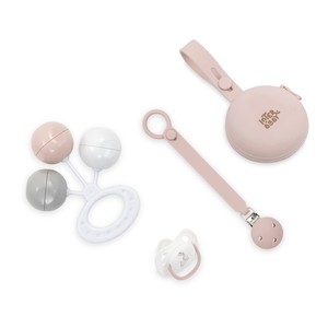 Ensemble de 4 pièces en silicone rose comprenant un étui pour sucette, un porte-bavoir et une hochette pour les bébés de 0 à 12 mois - Product Image 1