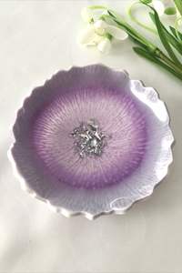 Bol décoratif élégant en résine conçu pour les centres de table avec des textures modernes et une touche de design contemporain - Product Image 5