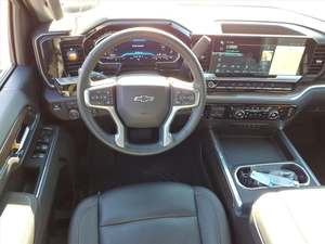 Chevrolet Silverado 3500HD LT 2024, Cabina Doble, 4x4, Volante a la Izquierda, Asientos de Cuero Oscuro, Neumáticos R19, Techo Solar Automático - Product Image 5