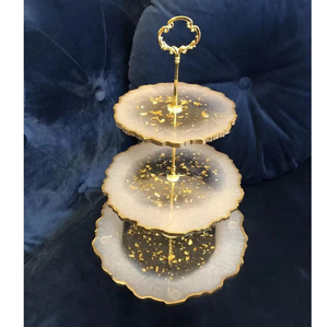 Support à gâteau en résine fait main avec tranche d'agate polie par Tradebit - Product Image 1