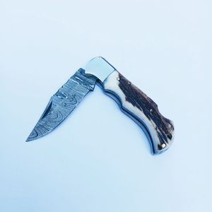 มีดพับแบบ Back Lock ทำจากเหล็กดามัสกัสสั่งทำพิเศษ พร้อมด้ามจับจากเขาสัตว์ ราคาสมเหตุสมผล เหมาะสำหรับกิจกรรมกลางแจ้ง - Product Image 1