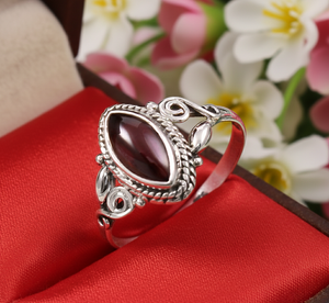Anillo Hecho a Mano con Engaste de Bisel Clásico de Granate Marquesa en Plata de Ley 925 - Product Image 5