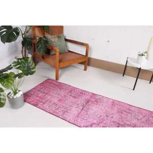 Alfombra Turca Vintage Pequeña de 2x5 pies, Alfombra de Lana Rosa y Negra con Diseño de Camuflaje - Product Image 3