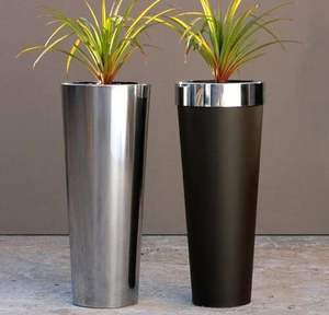 Vases cylindriques en métal de la meilleure qualité pour les maisons contemporaines, offrant un look minimaliste élégant qui s'intègre parfaitement aux meubles modernes - Product Image 3