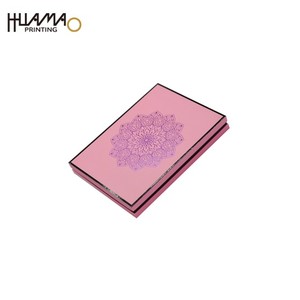 กล่องกระดาษแข็งแบบแข็งสีชมพูสั่งทำได้ ยี่ห้อ Huamao พร้อมพิมพ์โลโก้ 4 สี และเคลือบ Spot UV สำหรับบรรจุภัณฑ์เสื้อยืดและเสื้อผ้า - Product Image 3