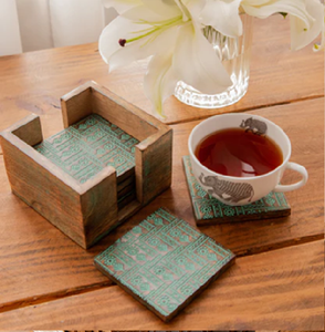 Posavasos de madera con diseño de mandala grabado y soporte, un hermoso juego de madera clara, disponible a precios de mayoreo. - Product Image 5