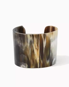 Crescent Crafts Brazalete de cuerno hecho a mano Inspirado en la Luna Elegancia natural y atemporal Joyería ecológica de Crescent Crafts - Product Image 4