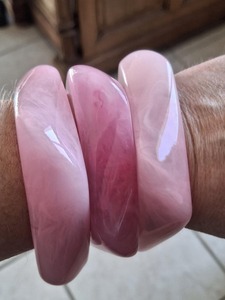 Nueva moda, pulseras bohemias acrílicas coloridas, brazalete elástico ajustable con forma de escamas de pescado, pulsera ancha de resina para niñas - Product Image 6