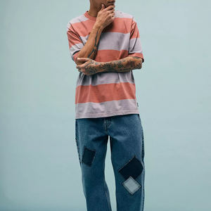 T-shirt rayé tendance pour homme - Durable, confortable et idéal pour les tenues décontractées et les looks branchés - Product Image 3