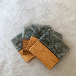 Juego de posavasos de madera de nogal y resina epoxi negra gris metalizado Juego de posavasos Idea de regalo - Product Image 1